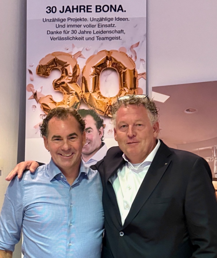 Jubilar Christian Löher mit Eric Tersteeg, Bona Vice President Sales EMEA. Bona: Löher feiert 30-jähriges Firmenjubiläum
