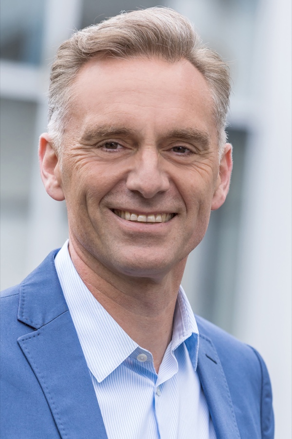 "Mit dem Schutzschirmverfahren nutzen wir rechtzeitig einen Weg des Gesetzgebers, um das Unternehmen in einer schwierigen wirtschaftlichen Lage beschleunigt zu sanieren und im Laufe des nächsten Jahres wieder zukunftsfähig aufzustellen", so CEO Matthias Windmöller. Windmöller in vorläufiger Insolvenz in Eigenverwaltung, Geschäftsbetrieb läuft weiter