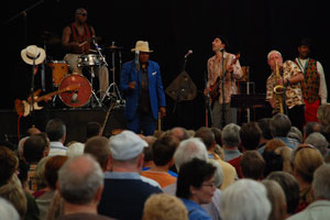 Für die Fans ist der City Blues ein musikalisches Zuhause, hier mit EB Davis & Band.